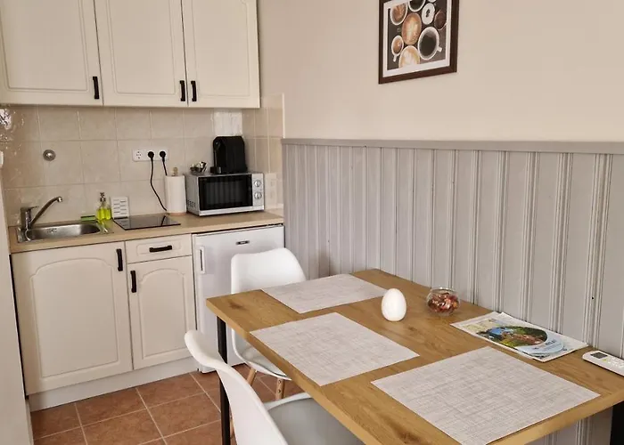 Silence Apartmanhaz בית אירוח