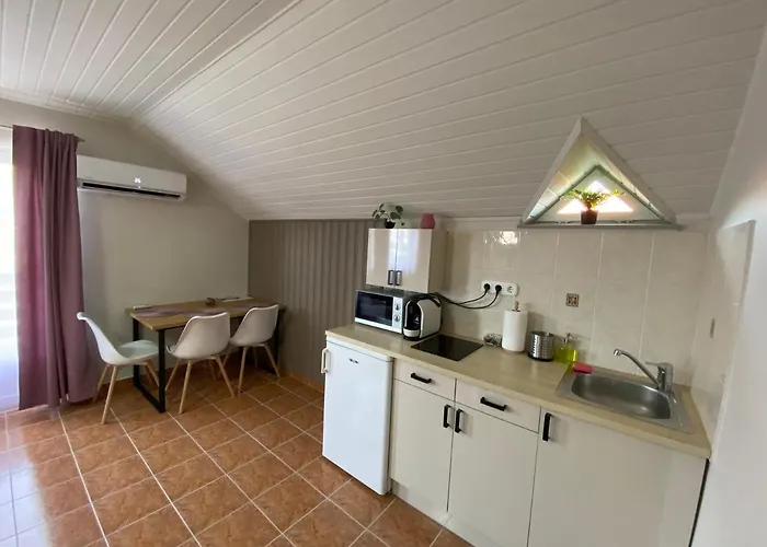 Silence Apartmanhaz בית אירוח